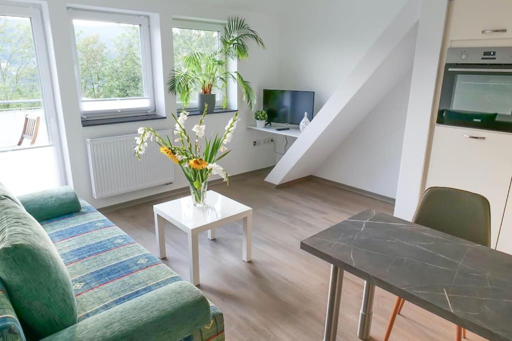Wunderschoene Ferienwohnung Mit Balkon In Aue Exterior photo